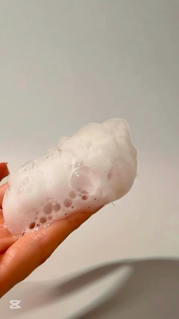 🌸 Täydellistä puhtautta ilman kiristelyn tunnetta: ESE Softening Foam Cleanser Pomegranat